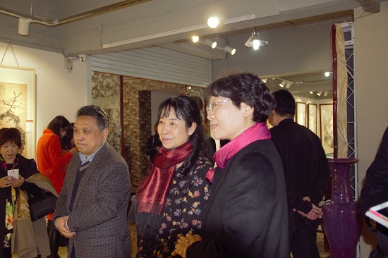 嘉宾参观展览.jpg
